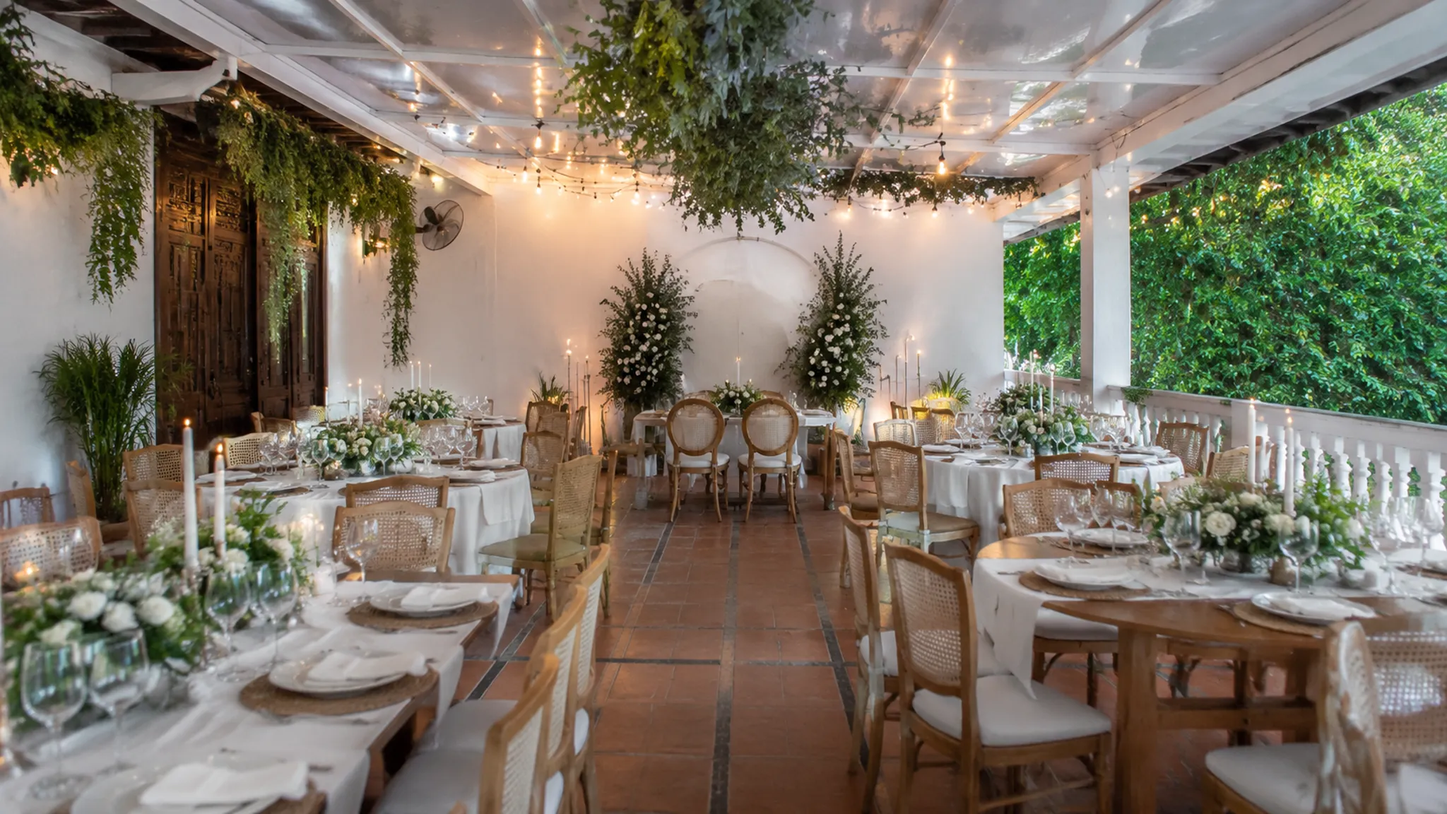 Colombian wedding reception setup planned around a civil ceremony schedule